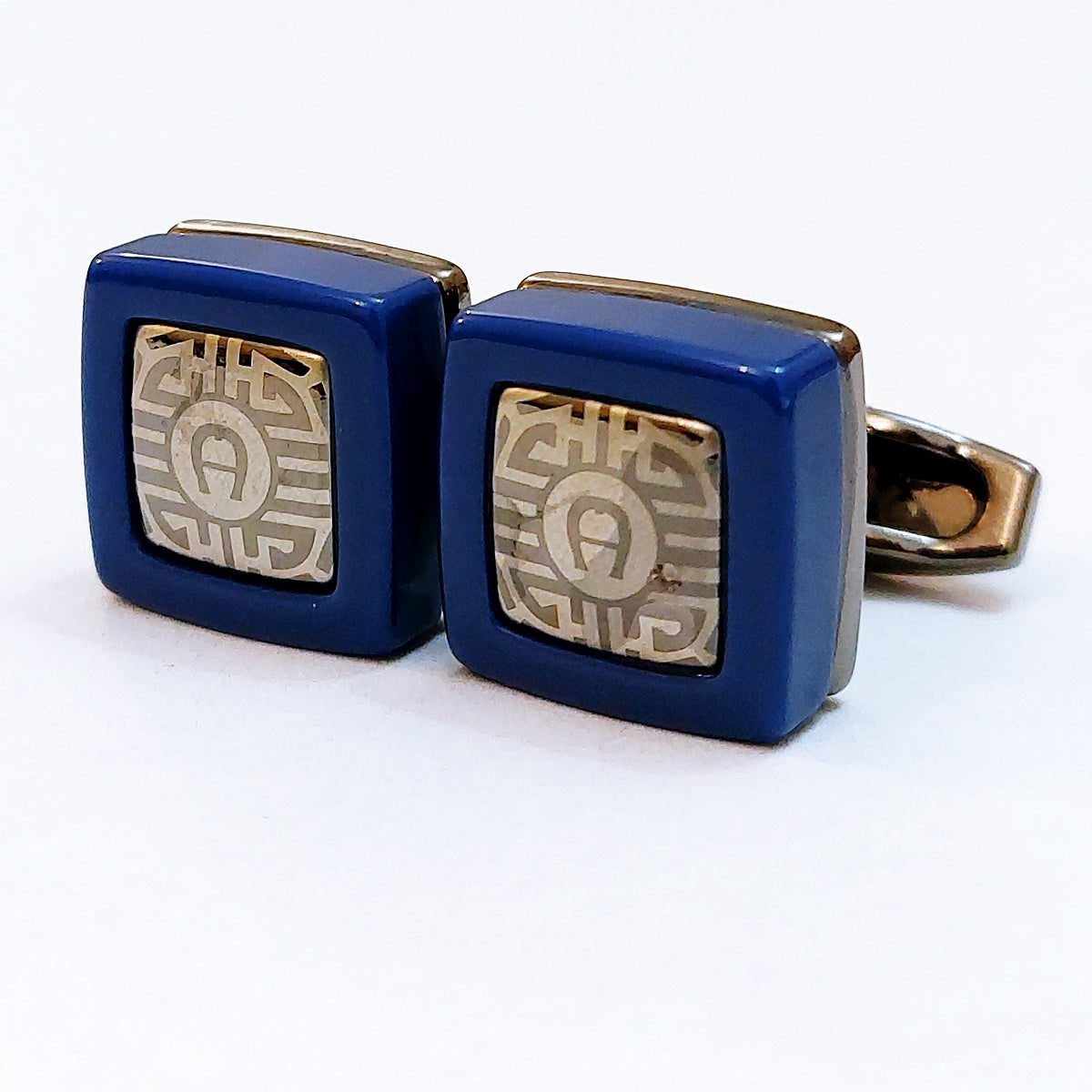 Lovely And Smart Looking Cufflinks For Men