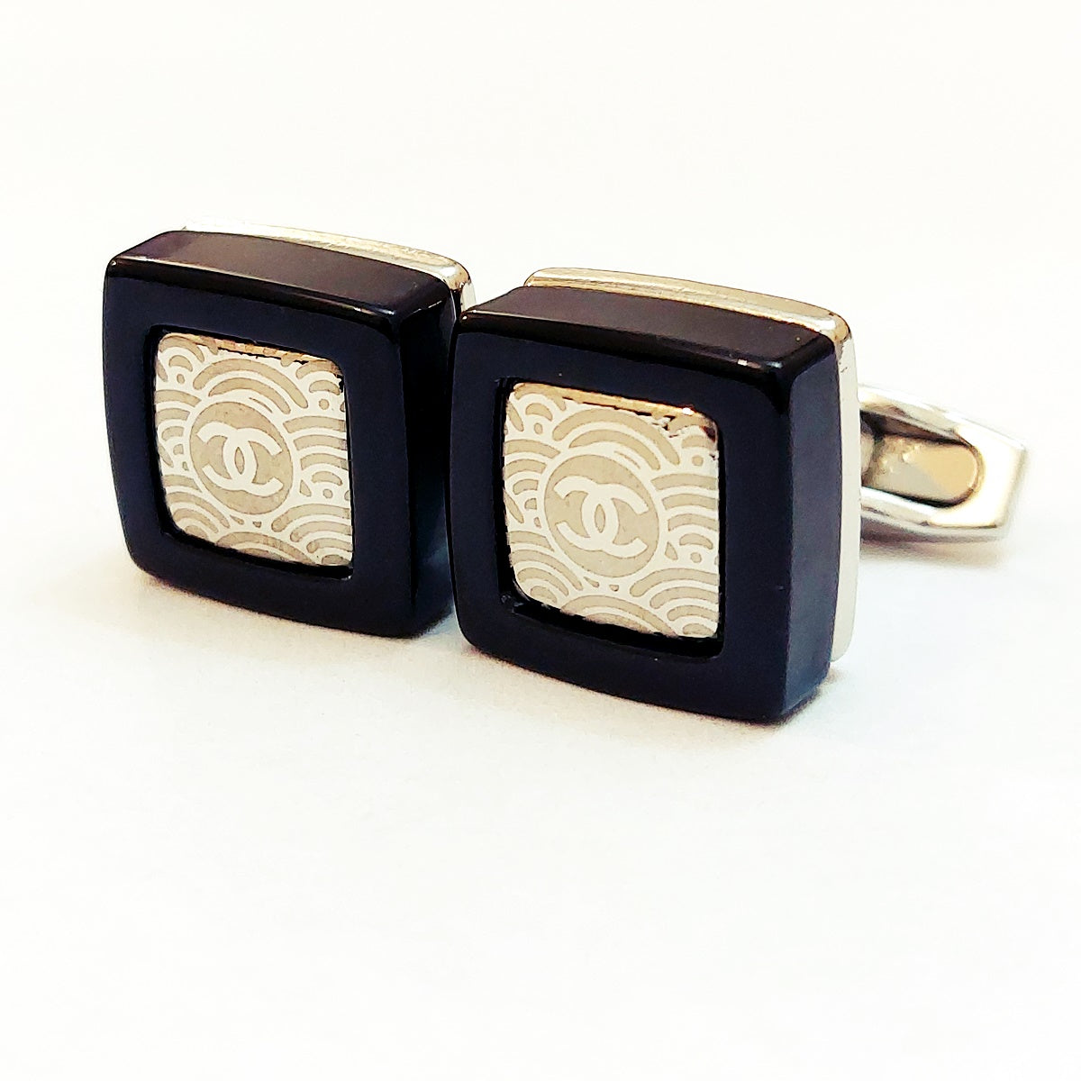 Lovely And Smart Looking Cufflinks For Men