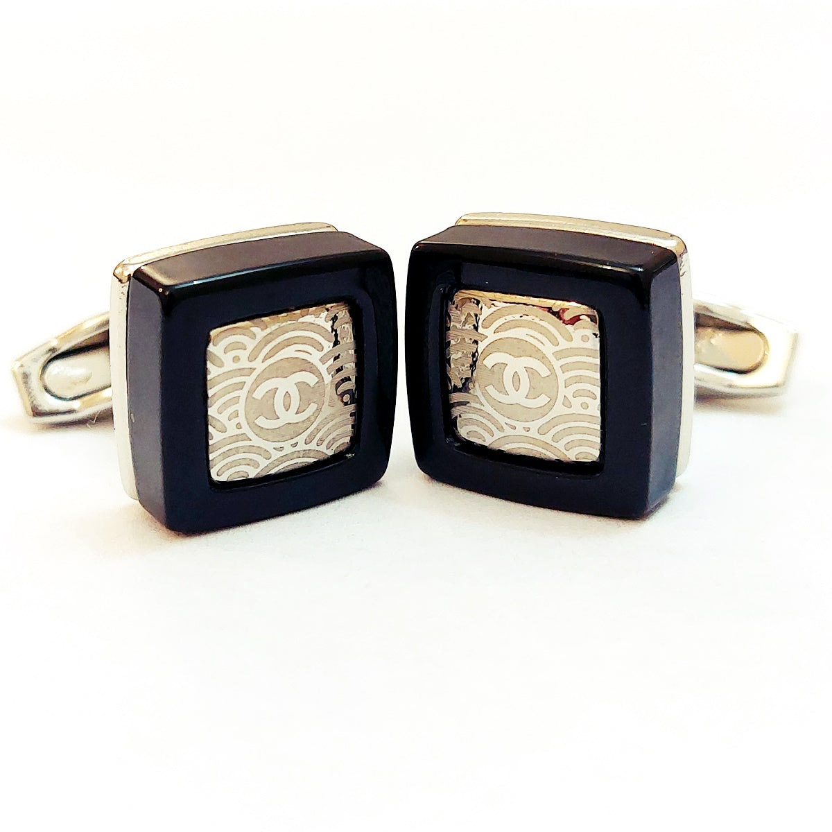 Lovely And Smart Looking Cufflinks For Men