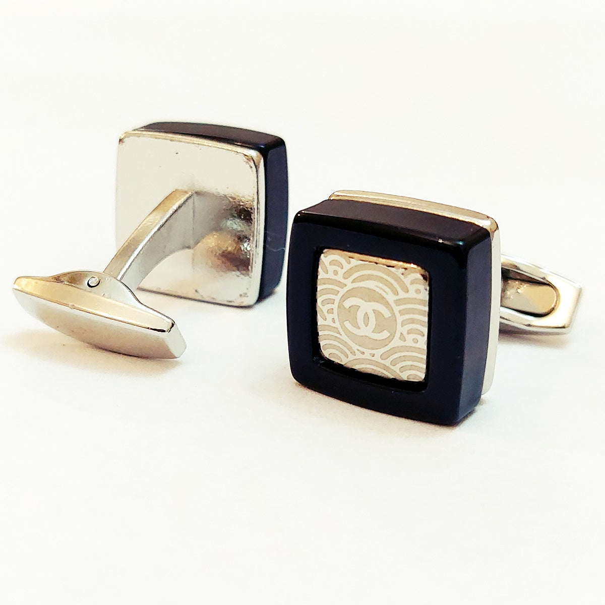 Lovely And Smart Looking Cufflinks For Men